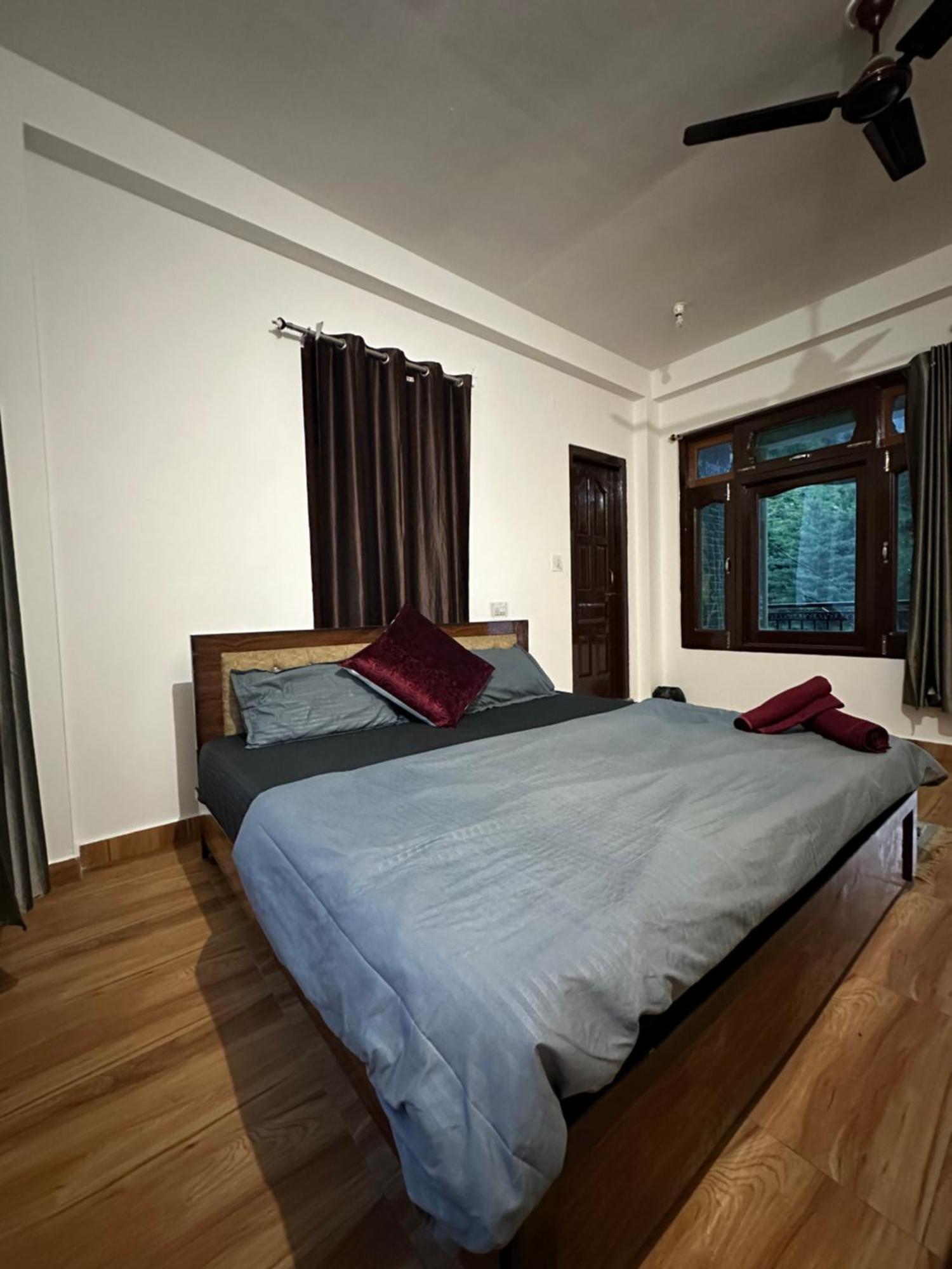 Pahadirovers Homestay & Cafe Kasol Exterior foto