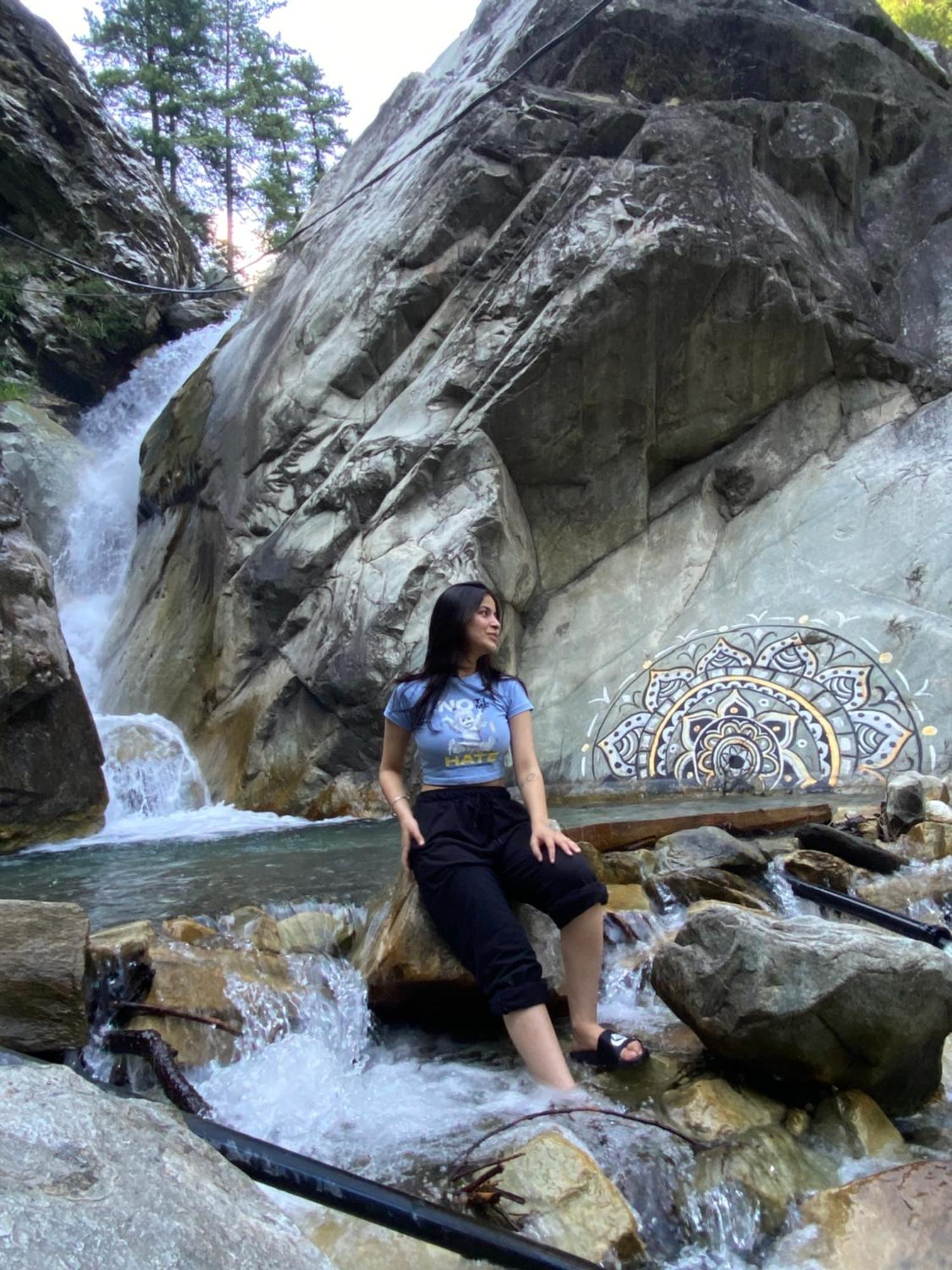 Pahadirovers Homestay & Cafe Kasol Exterior foto